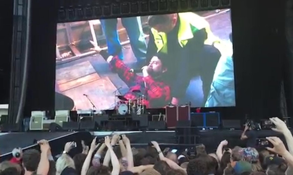 SO SAD: Dave Grohl collapsed on stage concert…